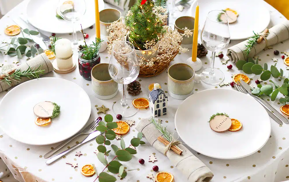 3 idées de décoration de table pour un Noël chic