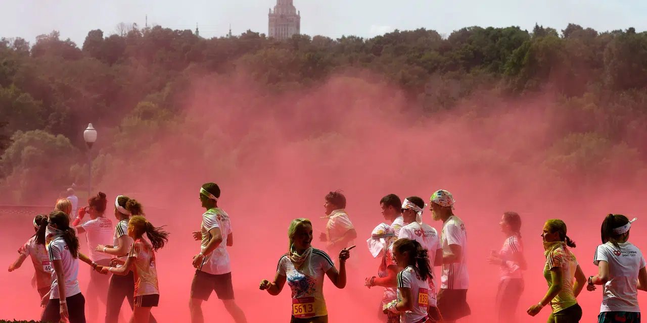 Les coureurs à une course colorée