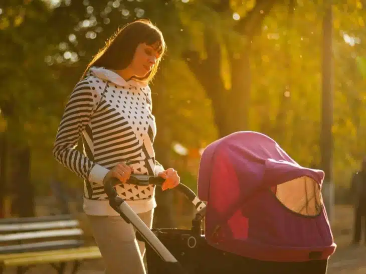 Une mère avec sa poussette trio