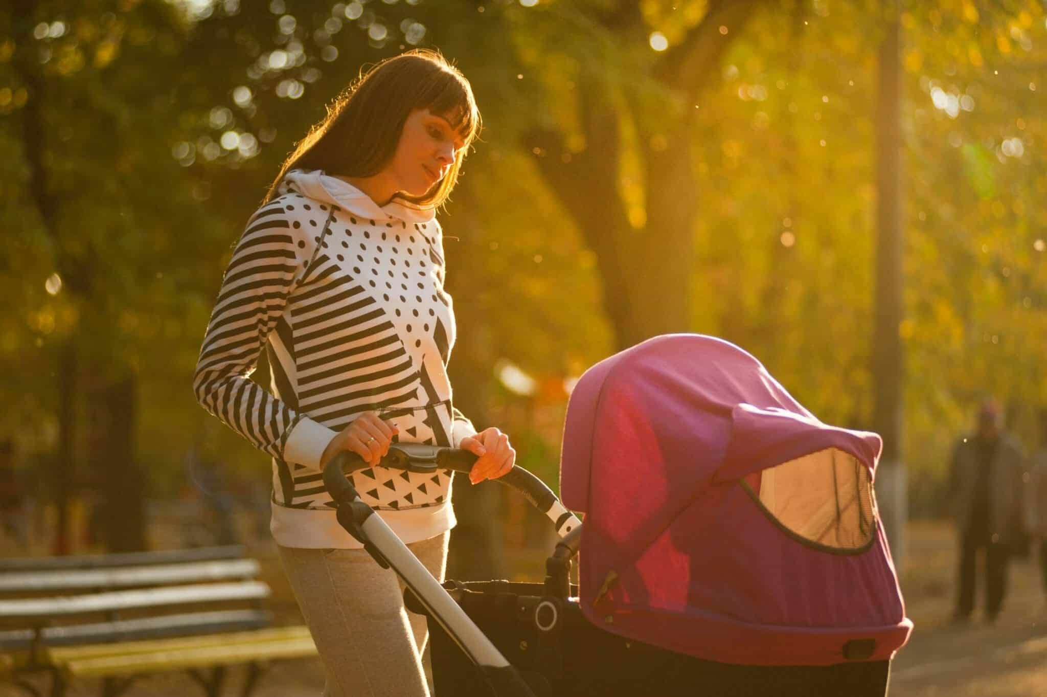 Une mère avec sa poussette trio