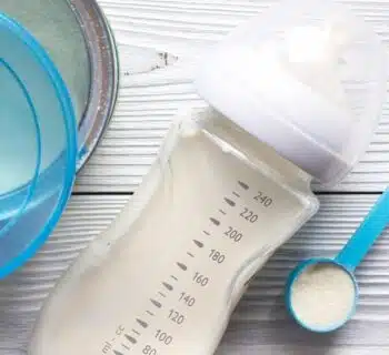 Comment choisir le meilleur lait en poudre pour votre bébé