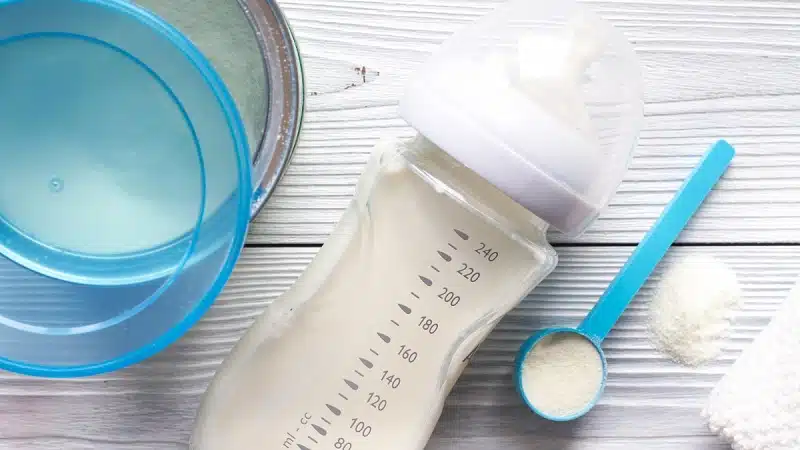 Comment choisir le meilleur lait en poudre pour votre bébé