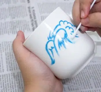 Comment faire tenir de la peinture acrylique sur une tasse