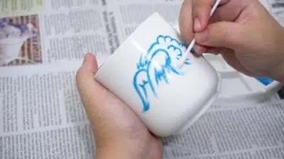 Comment faire tenir de la peinture acrylique sur une tasse