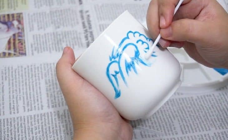 Comment faire tenir de la peinture acrylique sur une tasse