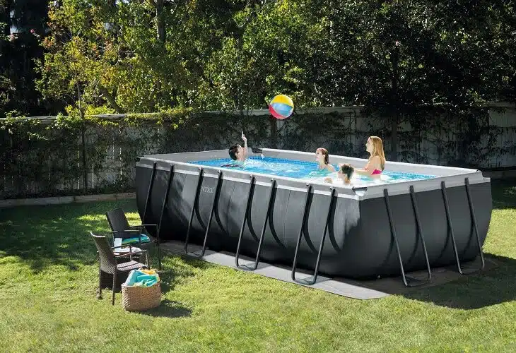 Habiller votre piscine tubulaire rectangulaire avec style