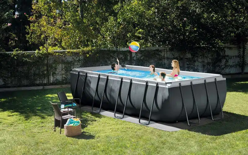 Habiller votre piscine tubulaire rectangulaire avec style