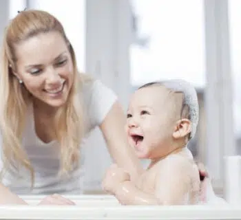 Une mère faisant la toilette à son bébé