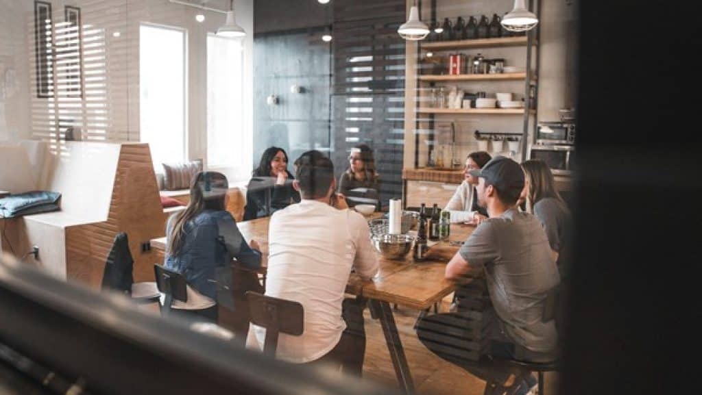 Des amis autour d'une table