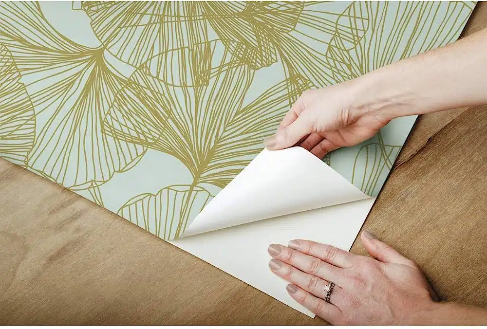 La révolution du papier peint auto-adhésif : adieu la colle 