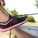 Dans le monde du running, le choix de la bonne paire de baskets revêt une importance capitale, et cela est particulièrement vrai pour les femmes. Loin d'être simplement un accessoire de mode, une paire de baskets de running bien choisie peut avoir un impact significatif sur la performance, le confort et même la prévention des blessures. Dans cet article, nous aborderons l'importance de choisir soigneusement une paire de baskets de running spécifiquement conçue pour les femmes. Le confort au premier plan La première considération lors du choix d’un basket de running pour femme disponible sur : https://www.intersport.fr/sports/running/chaussures/chaussures-femme/, est le confort. Les pieds subissent d'énormes pressions pendant la course et une paire de chaussures bien ajustée peut faire toute la différence. Les marques axées sur le running pour femmes mettent l'accent sur des caractéristiques telles que des semelles ergonomiques et un soutien adapté à la morphologie féminine. Ces éléments assurent non seulement un confort optimal tout au long de l'entraînement, mais ils contribuent également à prévenir les inconforts, tels que les ampoules et les douleurs articulaires. Cela permet ainsi aux coureuses de se concentrer pleinement sur leur performance. Performance améliorée Une paire de baskets de running bien adaptée peut également améliorer la performance. Les caractéristiques techniques, telles que l'amorti, la légèreté et la flexibilité, sont essentielles pour permettre une foulée naturelle et efficace. Les marques réputées investissent dans la recherche et le développement pour concevoir des chaussures qui maximisent l'énergie, offrent une adhérence optimale et réduisent la fatigue. Ces aspects clés aident non seulement à atteindre les objectifs de running, mais aussi à vivre une expérience de course gratifiante. Adaptation aux besoins spécifiques Chaque coureuse a des besoins biomécaniques spécifiques, tels que la pronation ou la supination, qui doivent être pris en compte lors du choix de baskets de running. Opter pour une paire adaptée garantit un soutien personnalisé, réduisant ainsi le risque de blessures. Les marques axées sur les femmes intègrent des technologies avancées pour répondre à ces exigences individuelles, offrant une expérience de running qui allie confort, performance et prévention des problèmes liés à la biomécanique. Cela favorise ainsi une pratique sportive saine et durable. Prévention des blessures La prévention des blessures est une préoccupation majeure pour tout coureur, qu'il soit débutant ou expérimenté. Des chaussures mal adaptées peuvent entraîner des problèmes tels que des douleurs articulaires, des blessures musculaires et des fractures de stress. Une paire de baskets de running conçue pour les femmes intègre souvent des technologies avancées pour minimiser l'impact sur les articulations et prévenir les blessures courantes liées à la course. La mode au service du running Bien que la performance et le confort soient prioritaires, l'esthétique ne doit pas être négligée. De nos jours, de nombreuses marques allient la technologie de pointe à des designs élégants, offrant aux coureuses une gamme de baskets de running à la fois fonctionnelles et stylisées. Une paire de chaussures qui allie mode et fonctionnalité peut être une puissante source de motivation, encourageant les coureuses à rester fidèles à leur programme d'entraînement.