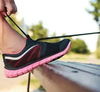 Dans le monde du running, le choix de la bonne paire de baskets revêt une importance capitale, et cela est particulièrement vrai pour les femmes. Loin d'être simplement un accessoire de mode, une paire de baskets de running bien choisie peut avoir un impact significatif sur la performance, le confort et même la prévention des blessures. Dans cet article, nous aborderons l'importance de choisir soigneusement une paire de baskets de running spécifiquement conçue pour les femmes. Le confort au premier plan La première considération lors du choix d’un basket de running pour femme disponible sur : https://www.intersport.fr/sports/running/chaussures/chaussures-femme/, est le confort. Les pieds subissent d'énormes pressions pendant la course et une paire de chaussures bien ajustée peut faire toute la différence. Les marques axées sur le running pour femmes mettent l'accent sur des caractéristiques telles que des semelles ergonomiques et un soutien adapté à la morphologie féminine. Ces éléments assurent non seulement un confort optimal tout au long de l'entraînement, mais ils contribuent également à prévenir les inconforts, tels que les ampoules et les douleurs articulaires. Cela permet ainsi aux coureuses de se concentrer pleinement sur leur performance. Performance améliorée Une paire de baskets de running bien adaptée peut également améliorer la performance. Les caractéristiques techniques, telles que l'amorti, la légèreté et la flexibilité, sont essentielles pour permettre une foulée naturelle et efficace. Les marques réputées investissent dans la recherche et le développement pour concevoir des chaussures qui maximisent l'énergie, offrent une adhérence optimale et réduisent la fatigue. Ces aspects clés aident non seulement à atteindre les objectifs de running, mais aussi à vivre une expérience de course gratifiante. Adaptation aux besoins spécifiques Chaque coureuse a des besoins biomécaniques spécifiques, tels que la pronation ou la supination, qui doivent être pris en compte lors du choix de baskets de running. Opter pour une paire adaptée garantit un soutien personnalisé, réduisant ainsi le risque de blessures. Les marques axées sur les femmes intègrent des technologies avancées pour répondre à ces exigences individuelles, offrant une expérience de running qui allie confort, performance et prévention des problèmes liés à la biomécanique. Cela favorise ainsi une pratique sportive saine et durable. Prévention des blessures La prévention des blessures est une préoccupation majeure pour tout coureur, qu'il soit débutant ou expérimenté. Des chaussures mal adaptées peuvent entraîner des problèmes tels que des douleurs articulaires, des blessures musculaires et des fractures de stress. Une paire de baskets de running conçue pour les femmes intègre souvent des technologies avancées pour minimiser l'impact sur les articulations et prévenir les blessures courantes liées à la course. La mode au service du running Bien que la performance et le confort soient prioritaires, l'esthétique ne doit pas être négligée. De nos jours, de nombreuses marques allient la technologie de pointe à des designs élégants, offrant aux coureuses une gamme de baskets de running à la fois fonctionnelles et stylisées. Une paire de chaussures qui allie mode et fonctionnalité peut être une puissante source de motivation, encourageant les coureuses à rester fidèles à leur programme d'entraînement.