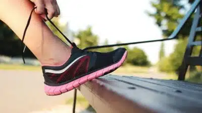 Dans le monde du running, le choix de la bonne paire de baskets revêt une importance capitale, et cela est particulièrement vrai pour les femmes. Loin d'être simplement un accessoire de mode, une paire de baskets de running bien choisie peut avoir un impact significatif sur la performance, le confort et même la prévention des blessures. Dans cet article, nous aborderons l'importance de choisir soigneusement une paire de baskets de running spécifiquement conçue pour les femmes. Le confort au premier plan La première considération lors du choix d’un basket de running pour femme disponible sur : https://www.intersport.fr/sports/running/chaussures/chaussures-femme/, est le confort. Les pieds subissent d'énormes pressions pendant la course et une paire de chaussures bien ajustée peut faire toute la différence. Les marques axées sur le running pour femmes mettent l'accent sur des caractéristiques telles que des semelles ergonomiques et un soutien adapté à la morphologie féminine. Ces éléments assurent non seulement un confort optimal tout au long de l'entraînement, mais ils contribuent également à prévenir les inconforts, tels que les ampoules et les douleurs articulaires. Cela permet ainsi aux coureuses de se concentrer pleinement sur leur performance. Performance améliorée Une paire de baskets de running bien adaptée peut également améliorer la performance. Les caractéristiques techniques, telles que l'amorti, la légèreté et la flexibilité, sont essentielles pour permettre une foulée naturelle et efficace. Les marques réputées investissent dans la recherche et le développement pour concevoir des chaussures qui maximisent l'énergie, offrent une adhérence optimale et réduisent la fatigue. Ces aspects clés aident non seulement à atteindre les objectifs de running, mais aussi à vivre une expérience de course gratifiante. Adaptation aux besoins spécifiques Chaque coureuse a des besoins biomécaniques spécifiques, tels que la pronation ou la supination, qui doivent être pris en compte lors du choix de baskets de running. Opter pour une paire adaptée garantit un soutien personnalisé, réduisant ainsi le risque de blessures. Les marques axées sur les femmes intègrent des technologies avancées pour répondre à ces exigences individuelles, offrant une expérience de running qui allie confort, performance et prévention des problèmes liés à la biomécanique. Cela favorise ainsi une pratique sportive saine et durable. Prévention des blessures La prévention des blessures est une préoccupation majeure pour tout coureur, qu'il soit débutant ou expérimenté. Des chaussures mal adaptées peuvent entraîner des problèmes tels que des douleurs articulaires, des blessures musculaires et des fractures de stress. Une paire de baskets de running conçue pour les femmes intègre souvent des technologies avancées pour minimiser l'impact sur les articulations et prévenir les blessures courantes liées à la course. La mode au service du running Bien que la performance et le confort soient prioritaires, l'esthétique ne doit pas être négligée. De nos jours, de nombreuses marques allient la technologie de pointe à des designs élégants, offrant aux coureuses une gamme de baskets de running à la fois fonctionnelles et stylisées. Une paire de chaussures qui allie mode et fonctionnalité peut être une puissante source de motivation, encourageant les coureuses à rester fidèles à leur programme d'entraînement.