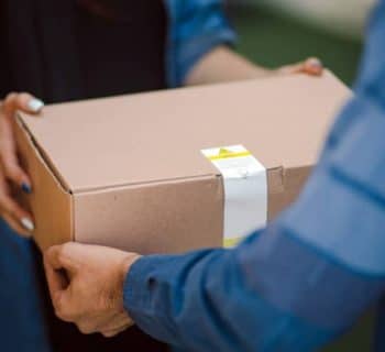 Mains d'homme qui délivre un colis