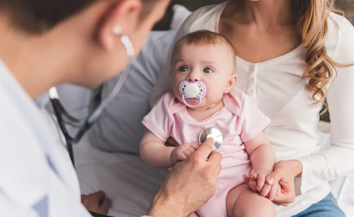 Consultation de bébé par un pédiatre