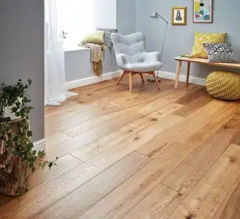 Une pièce avec un revêtement de parquets en bois