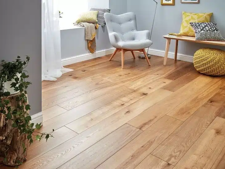 Une pièce avec un revêtement de parquets en bois