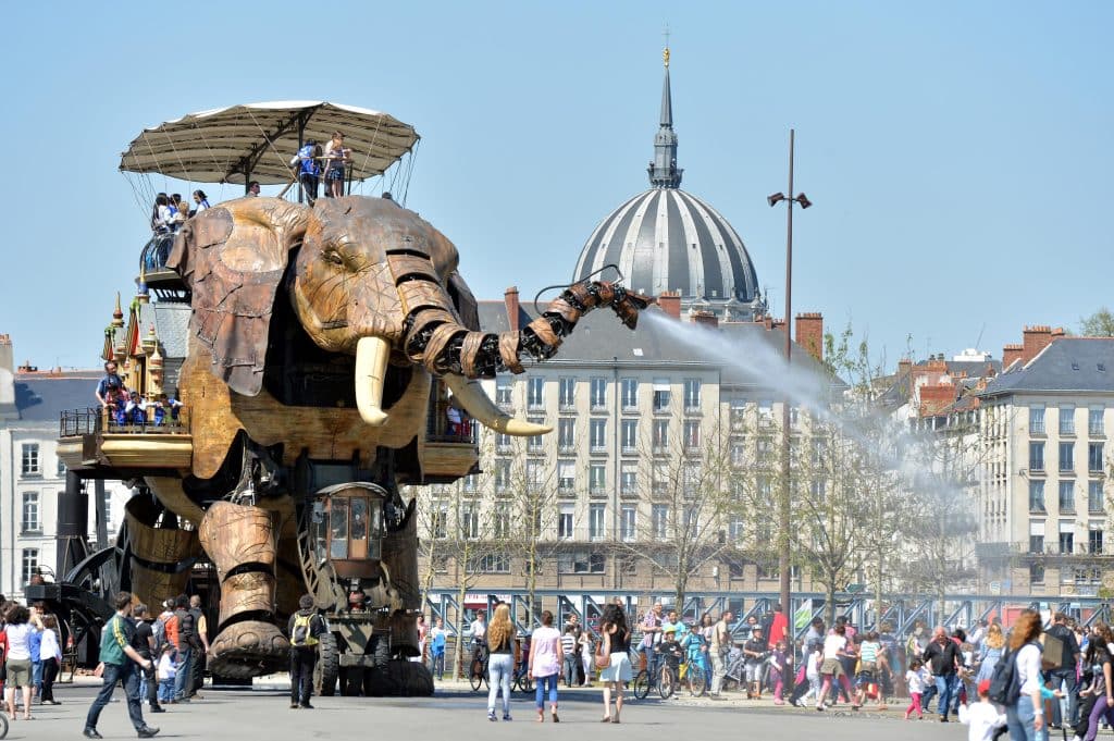 Un grand éléphant artificiel à Nantes