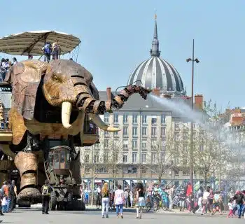 Un grand éléphant artificiel à Nantes