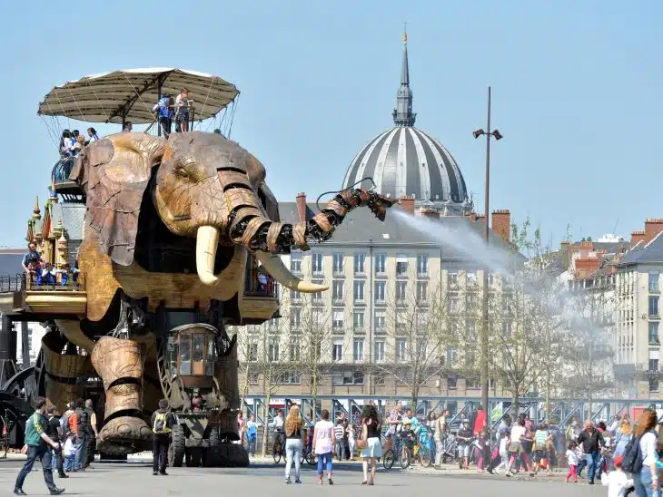 Un grand éléphant artificiel à Nantes