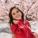 Portrait d'une femme avec un pull rouge