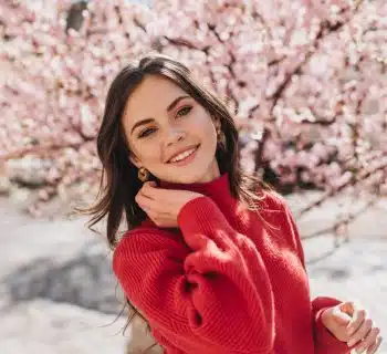 Portrait d'une femme avec un pull rouge