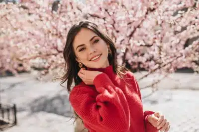 Portrait d'une femme avec un pull rouge