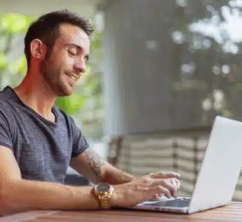 Un homme sur PC portable