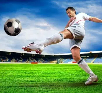 Un footballeur tire dans un ballon