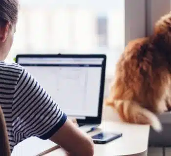 Une femme de dos sur son PC