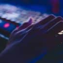 Une main sur un clavier