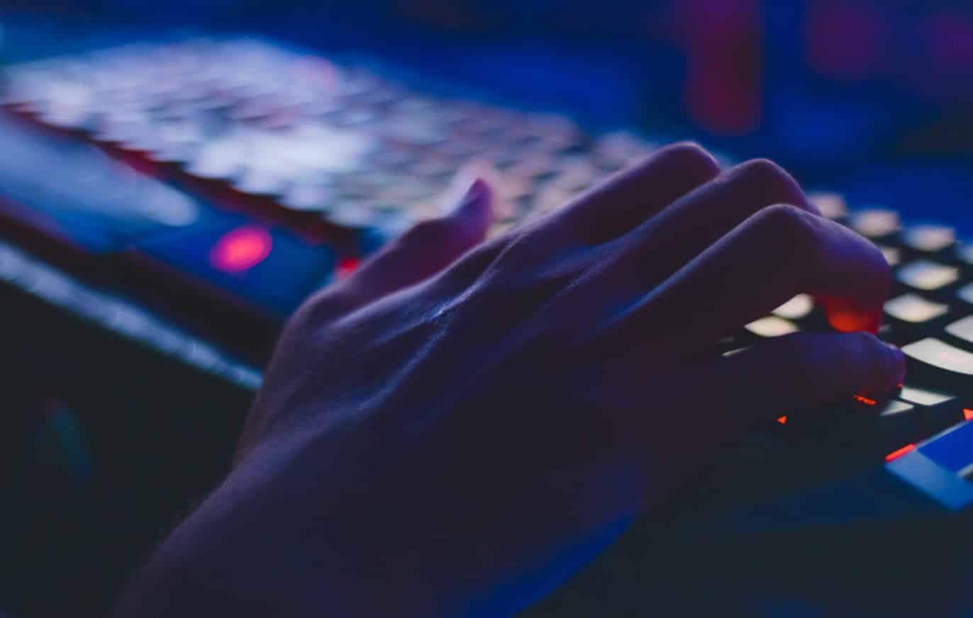 Une main sur un clavier