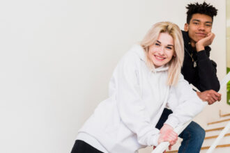 Couple look : comment coordonner ses tenues avec style en 2026 ?