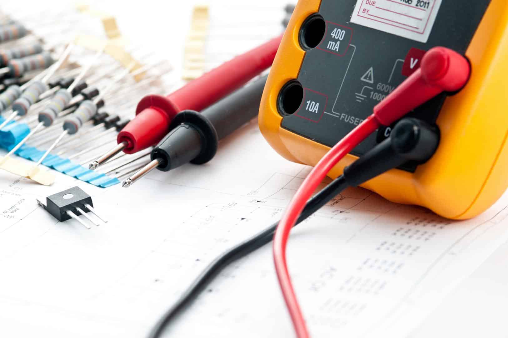 Electronic testing. Электромонтажные работы на белом фоне. Электрика баннер. Изображением Электротехника. Электрика арт.
