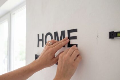 poser lettres adhésives