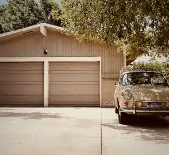 une voiture garée devant un double garage