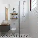 Salle de bain avec colonne de douche