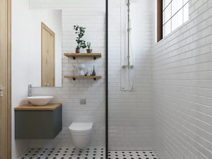 Salle de bain avec colonne de douche