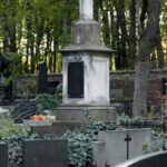 Plaque funéraire personnalisée : matières, tarifs et délais expliqués