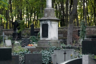 Plaque funéraire personnalisée : matières, tarifs et délais expliqués