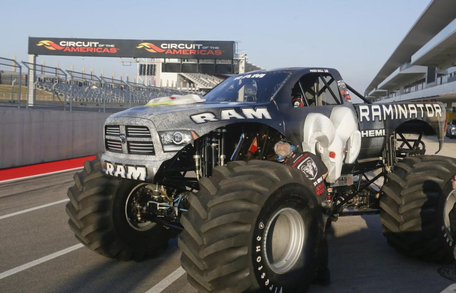 Le Monster Truck le plus imposant du monde Facefull News