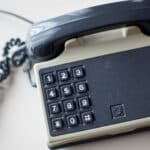 Téléphone fixe pour personne âgée : filaire ou sans fil ?