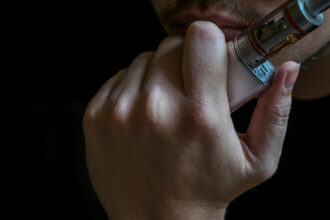 Un an après l'interdiction des puffs en France : comment le marché de la vape s'est réinventé ?